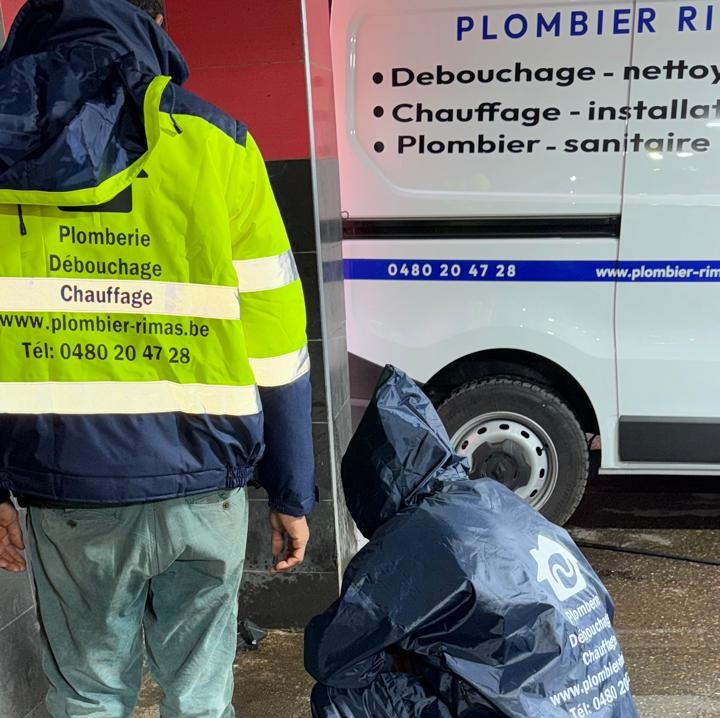 Deux hommes debout à côté d'une camionnette