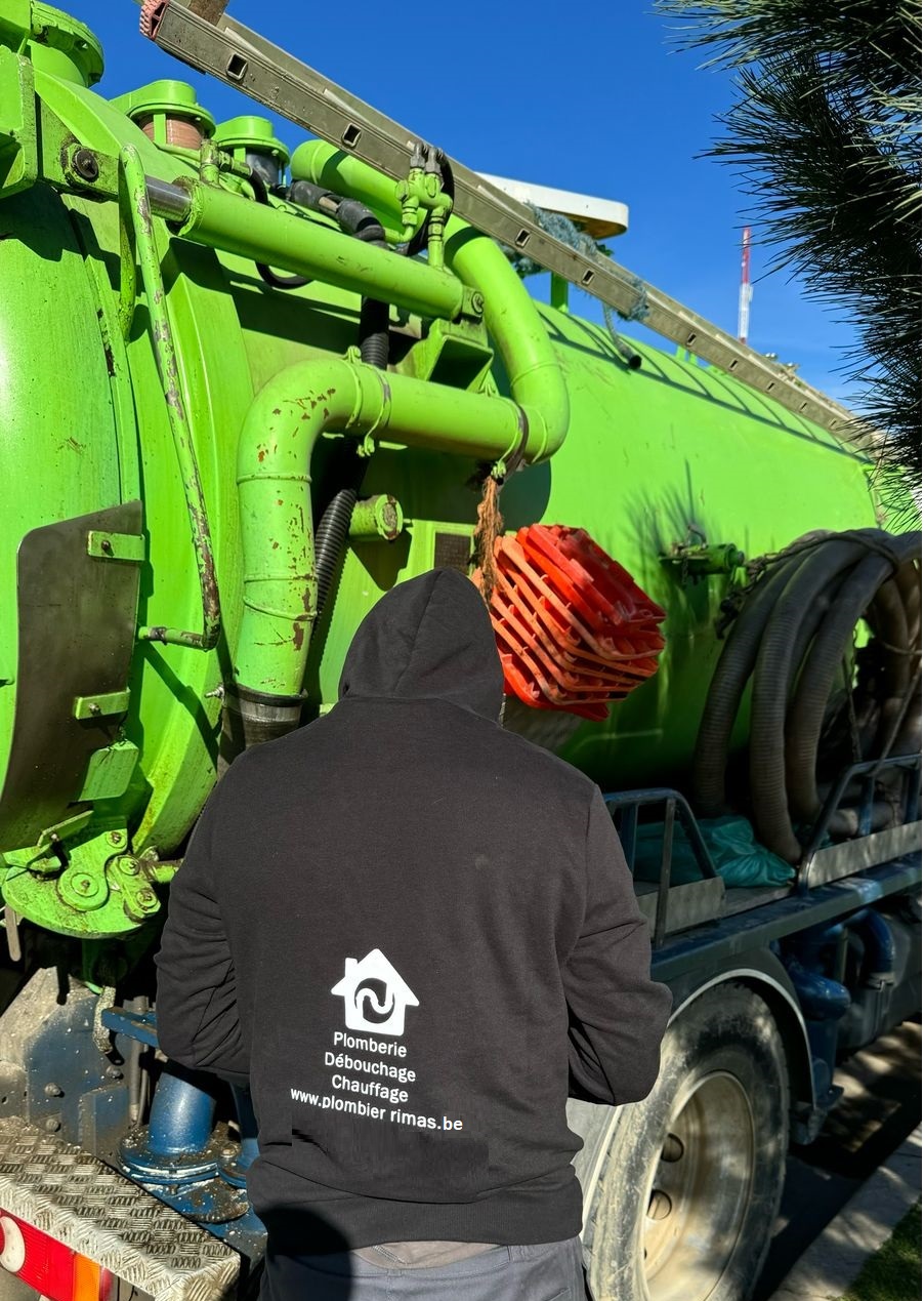 Un homme debout à côté d'un camion vert