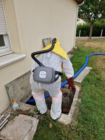 Un homme en combinaison blanche avec un casque jaune