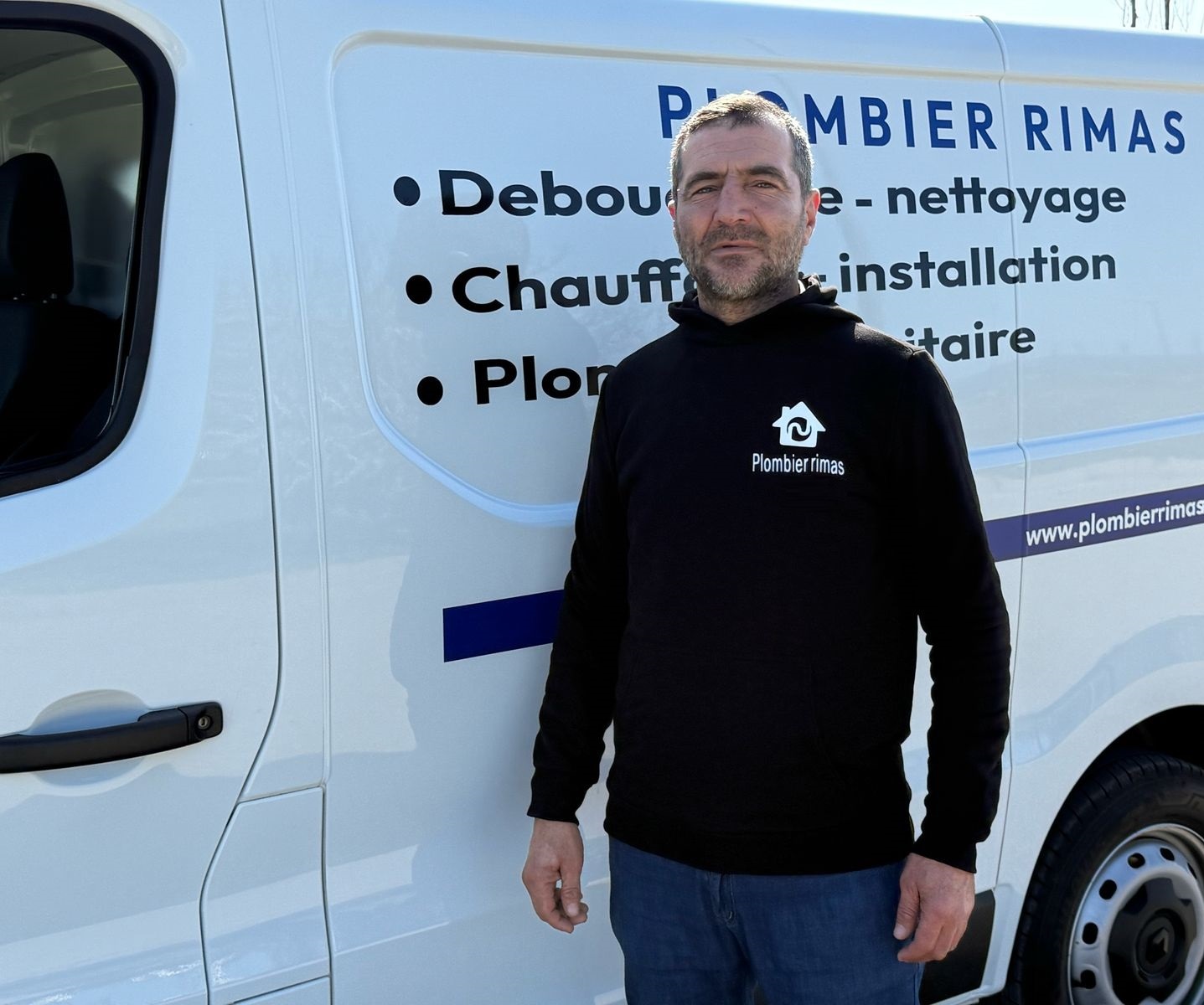 Plombier Liège réparant une fuite dans une cuisine moderne avec outils spécialisés, offrant un service rapide et fiable