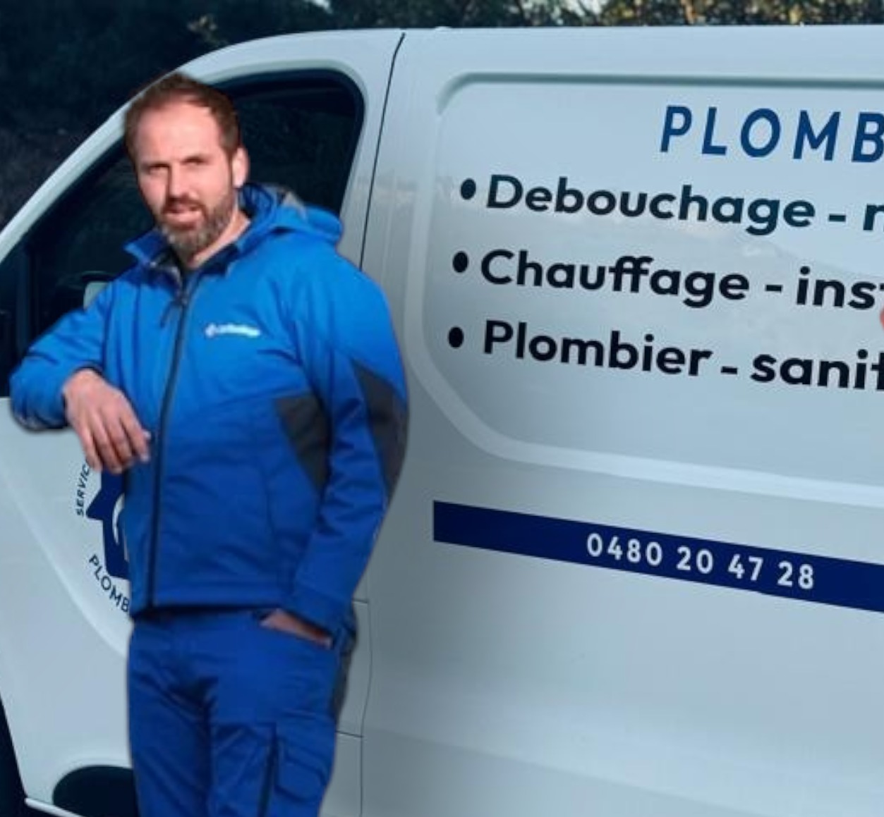 Homme debout à côté d'une camionnette