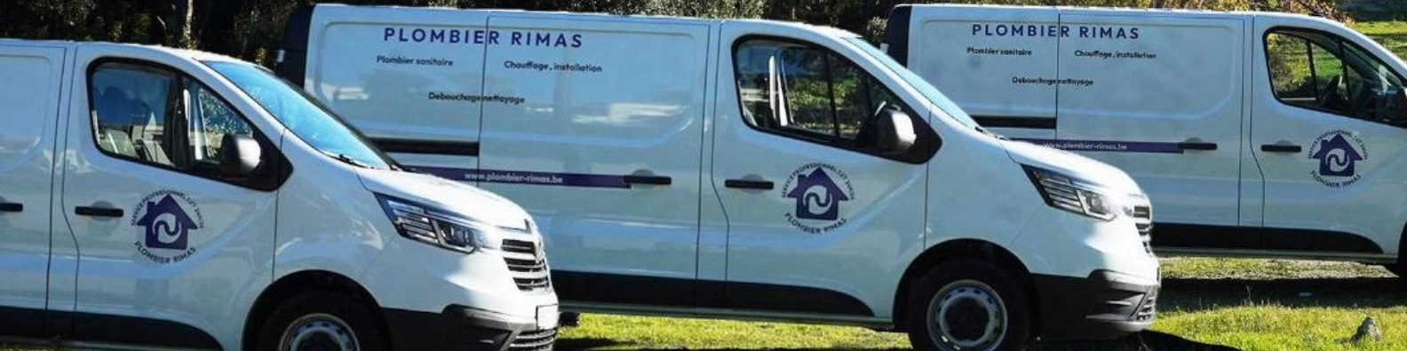 Plombier Liège en train de réparer une fuite d’eau sous un évier, avec des outils professionnels dans une maison locale