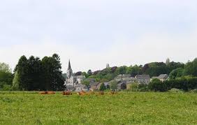 Paysage urbain d'Assesse avec camions de débouchage en action devant la mairie, service rapide Débouchage Assesse.