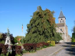 Plombier Braives devant l'église Saint-Médard, symbole du patrimoine local, entourée de rues pittoresques et verdoyantes.