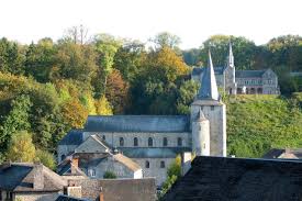 Travaux de débouchage à Celles devant l'église Saint-Jean, bâtiment emblématique au cœur de la ville, typique et pittoresque.