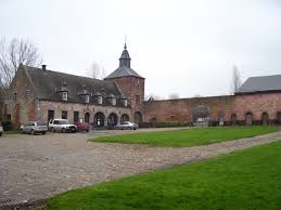 Plombier Chastre devant église historique au cœur du village entouré de maisons traditionnelles et ruelles pittoresques
