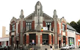 Scène urbaine de Dour avec entreprise locale de débouchage active sur une rue typique, illustrant le service Débouchage Dour.