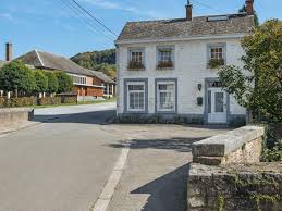 Rue pittoresque de Fauvillers avec architecture traditionnelle, illustrant Débouchage Fauvillers via un service local visible.