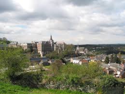 Scène de rue pittoresque à Floreffe avec maison typique, lien avec Débouchage Floreffe pour service local expert.