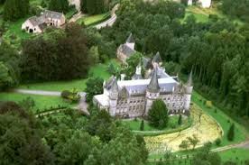 Plombier Gesves camion garé devant une maison en pierre typique de Gesves avec outils visibles et paysage verdoyant en arrière-plan