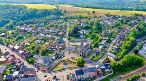 Vue typique de Hamoir avec une rue pittoresque bordée de bâtiments locaux, idéal pour débouchage Hamoir.