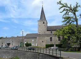 Plombier Hamois devant l'église Saint-Pierre, rue calme du village, typique avec ses maisons en pierre et son charme rural.