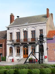 Débouchage Hensies vue sur une rue centrale historique avec bâtiments typiques et ambiance authentique de la ville