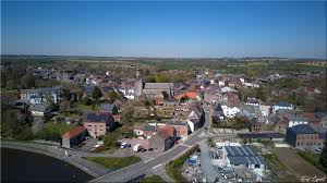 Vue d'une rue pavée typique de Merbes-le-Château avec un bâtiment ancien, idéal pour un plombier local.