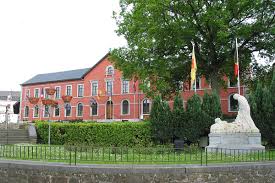 Scène urbaine de Nassogne avec ses rues pittoresques, idéale pour des services de débouchage Nassogne efficaces et rapides.