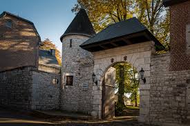 Scène urbaine d'Olne avec une rue pavée typique, idéal pour vos services de débouchage Olne efficaces et rapides