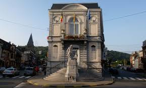 Rue pittoresque de Pepinster avec camion de débouchage professionnel prêt à intervenir dans le centre-ville animé