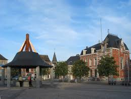 Rue typique de Philippeville avec bâtiments historiques, idéale pour services de débouchage Philippeville et interventions rapides