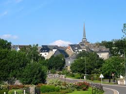 Vue d'une rue pittoresque de Saint-Vith avec bâtiments historiques, scène représentative de Débouchage Saint-Vith