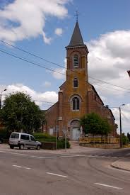 Plombier Somme-Leuze devant une rue pavée avec maisons en pierre typiques et jardins fleuris de cette paisible commune belge