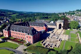 Vue sur la place du Marché à Stavelot avec ses maisons anciennes, idéale pour illustrer Débouchage Stavelot.