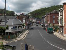 Vue sur le centre de Trois-Ponts avec ses maisons typiques, idéale pour illustrer le service de débouchage local.