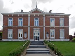 Scène de rue animée à Verlaine avec un camion de plombier Verlaine garé devant des maisons typiquement wallonnes.