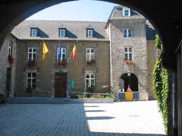 Débouchage Yvoir vue de la Meuse maisons en pierre typiques rues pittoresques environnement verdoyant et ponts historiques