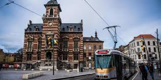 Plombier Anderlecht devant la basilique Saint Guidon avec rues pavées et maisons typiques du quartier historique de la ville