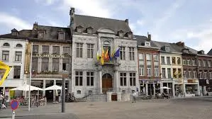 Centre-ville d'Ath avec ses rues pavées et bâtiments historiques, parfait pour découvrir les services de débouchage Ath.