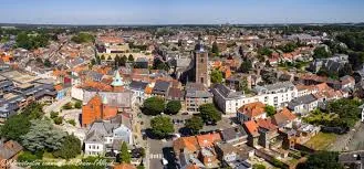 Plombier urgence Braine-l'Alleud ville avec rue pittoresque et maisons en briques typiques au charme belge