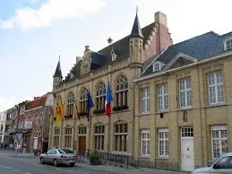 Vue de la Grand-Place de Comines-Warneton, architecture typique, idéal pour service plombier urgence Comines-Warneton.