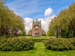 Un plombier à Ganshoren près de l'église Saint-Martin, offrant des services en plomberie dans un quartier calme.