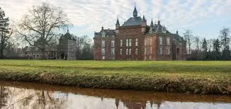 Vidange fosse septique Grâce-Hollogne près d'une maison traditionnelle avec briques rouges typiques de la région belge.