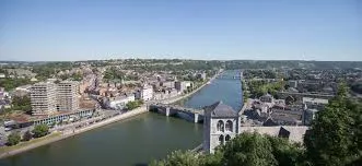Vue sur la Meuse et le Fort de Huy, cadre idéal pour les services de débouchage Huy rapides et efficaces en ville