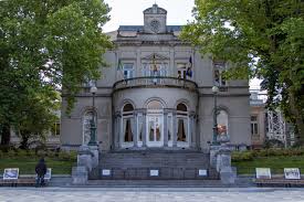 Plombier Ixelles; bâtiment Art Nouveau à Ixelles avec services de plomberie, rue animée et architecture typique de Bruxelles.