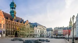 Plombier Mons: vue de la Grand-Place avec architecture historique et passants déambulant entre commerces et terrasses animées