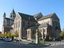 Vue de la Grand-Place de Nivelles avec ses bâtiments historiques pour illustrer la requête Vidange fosse septique Nivelles