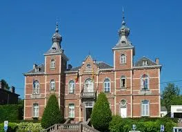 Vue d'Ottignies-La-Neuve avec un plombier urgence Ottignies-La-Neuve devant le Centre Culturel, prêt à intervenir.
