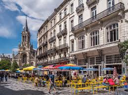 Paysage urbain de Saint Gilles, camion de service pour vidange fosse septique Saint Gilles en action dans une rue animée
