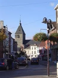 Vue urbaine de Tubize montrant un plombier effectuant un débouchage, symbole du service Débouchage Tubize en action.