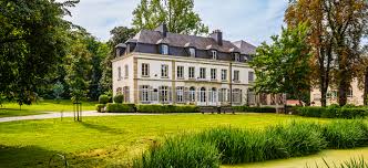 Scène urbaine d'Uccle avec des plombiers effectuant un débouchage dans une rue bordée d'arbres et de maisons typiques.