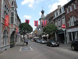 Visé typique avec rue pavée et maisons anciennes, reflet de son charme historique, scène de débouchage professionnelle urgente