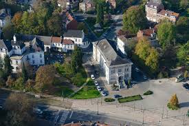 Vidange fosse septique Watermael Boitsfort près d'un parc verdoyant avec maisons en briques typiques de la région.